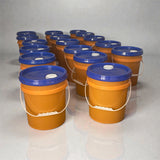 *Bokit plastik* (gwo galon) koulè *zoranj ak kouvèti ble*,  * likid netwayaj*.